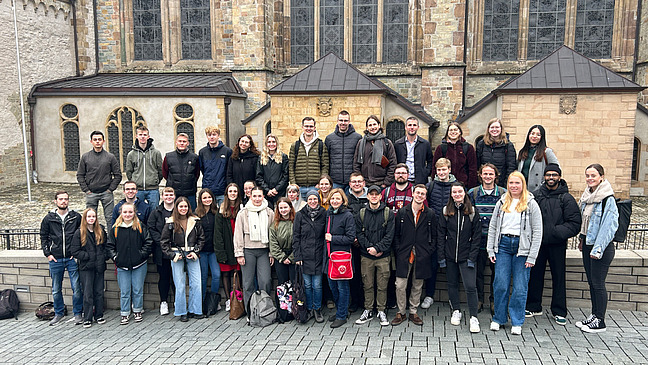 Gruppenbild der Exkursionsteilnehmerinnen und Exkursionsteilnehmer 