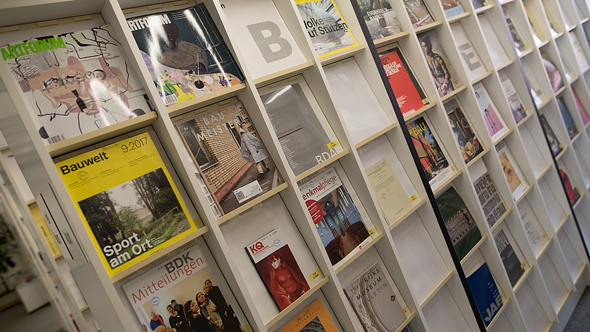Ein Foto von Fachzeitschriften aus der Infothek