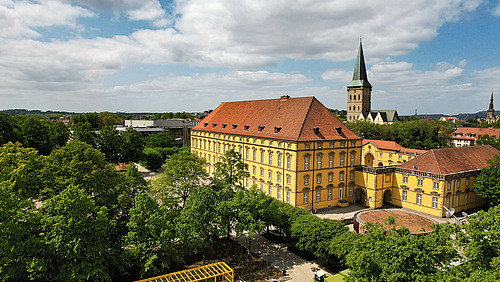 Luftaufnahme aus Südwest mit Blick auf das Schloss. Im Hintergrund die Kirchtürme von Sant Katharinen und Sant Marien