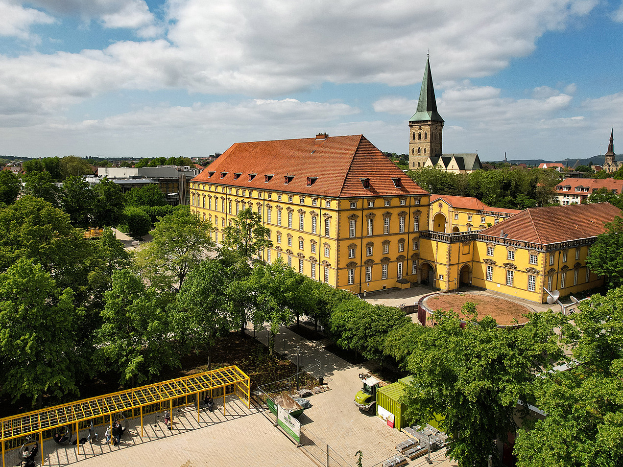Luftaufnahme aus Südwest mit Blick auf das Schloss. Im Hintergrund die Kirchtürme von Sant Katharinen und Sant Marien