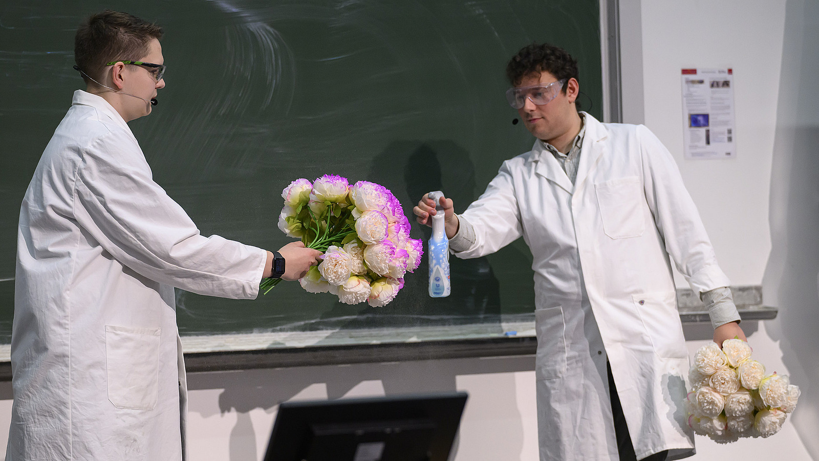 Personen in wei&szlig;en Kitteln unternehmen chemische Experimente