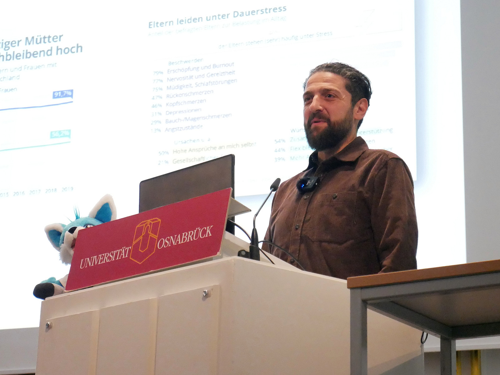 Ein Mann spricht hinter einem Podium.