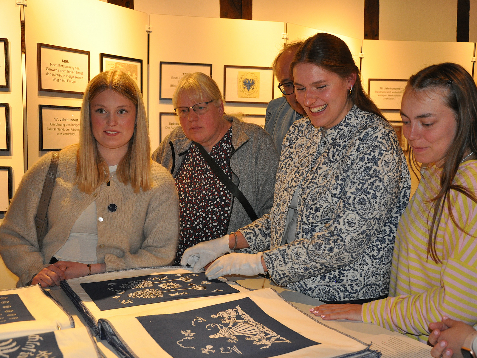 Eine Gruppe von Frauen betrachtet interessiert ein Ausstellungsst&uuml;ck.