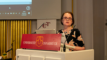 Margit Eckholt am Rednerpult bei der Tagung der "European Society For Catholic Theology" an der Universit&auml;t Osnabr&uuml;ck