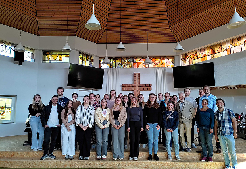 Die Teilnehmenden des Studientages in der Kirche der Baptistengemeinde in M&uuml;nster mit Pastorenpaar Enders