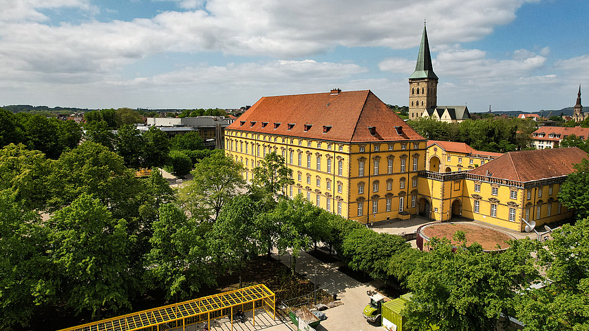 Luftaufnahme aus Südwest mit Blick auf das Schloss. Im Hintergrund die Kirchtürme von Sant Katharinen und Sant Marien
