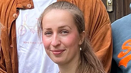 Das Team der Religionsp&auml;dagogik steht bei gutem Wetter vor dem Institut f&uuml;r katholische Theologie