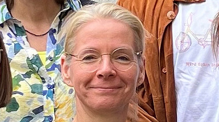 Das Team der Religionsp&auml;dagogik steht bei gutem Wetter vor dem Institut f&uuml;r katholische Theologie