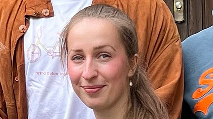 Das Team der Religionsp&auml;dagogik steht bei gutem Wetter vor dem Institut f&uuml;r katholische Theologie