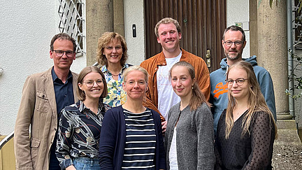 Das Team der Religionsp&auml;dagogik steht bei gutem Wetter vor dem Institut f&uuml;r katholische Theologie