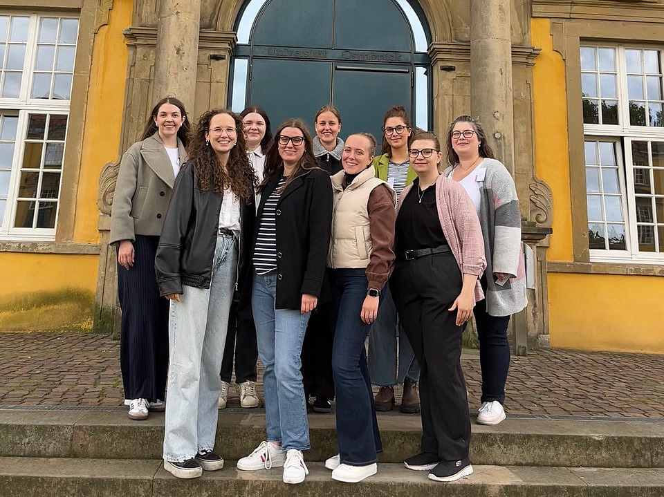 Eine Gruppe von Frauen steht vor dem Osnabrücker Schloss. Sie lächeln in die Kamera.