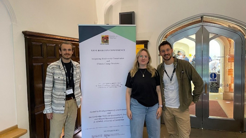 Moritz Fritschle, Marieke Baaken und Thomas Rellensmann auf der BIOECON 2025 in Cambridge