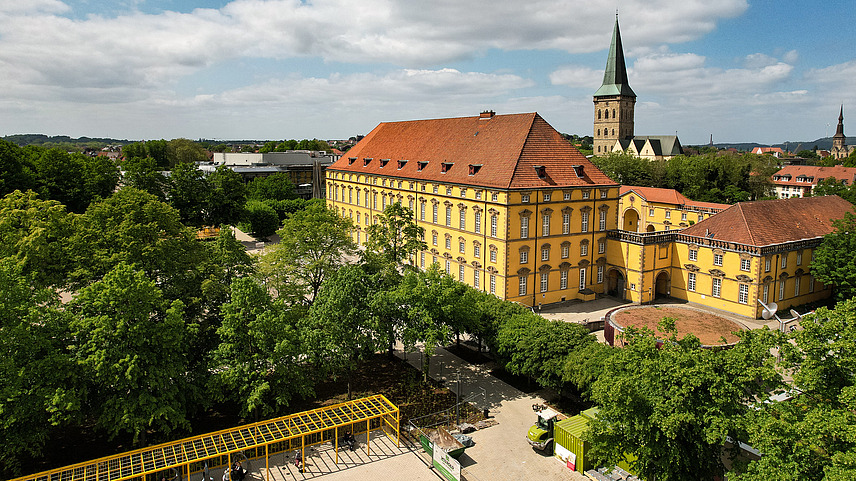 Luftaufnahme aus S&uuml;dwest mit Blick auf das Schloss. Im Hintergrund die Kircht&uuml;rme von Sant Katharinen und Sant Marien