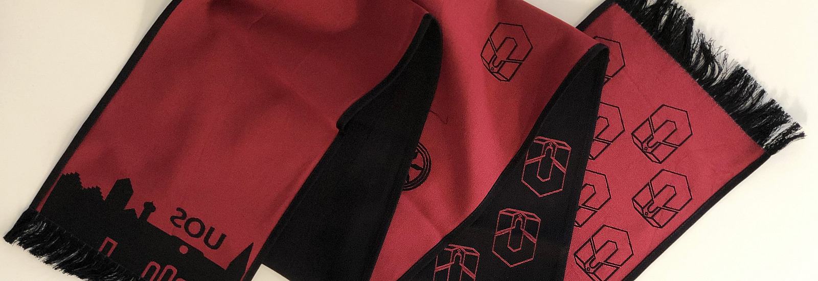 Seidenschal in unirot und schwarz mit Uni-logo und Silhouette der Stadt Osnabrück