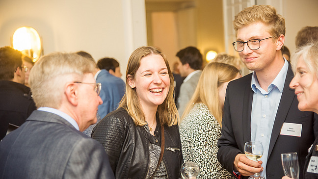 Mehrere Personen in einer Unterhaltung