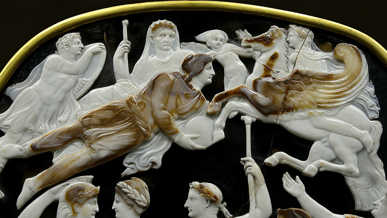 Oberer Ausschnitt der „Cameo of Tiberius“, die Person mit Schild soll Drusus nach dessen Tod darstellen.