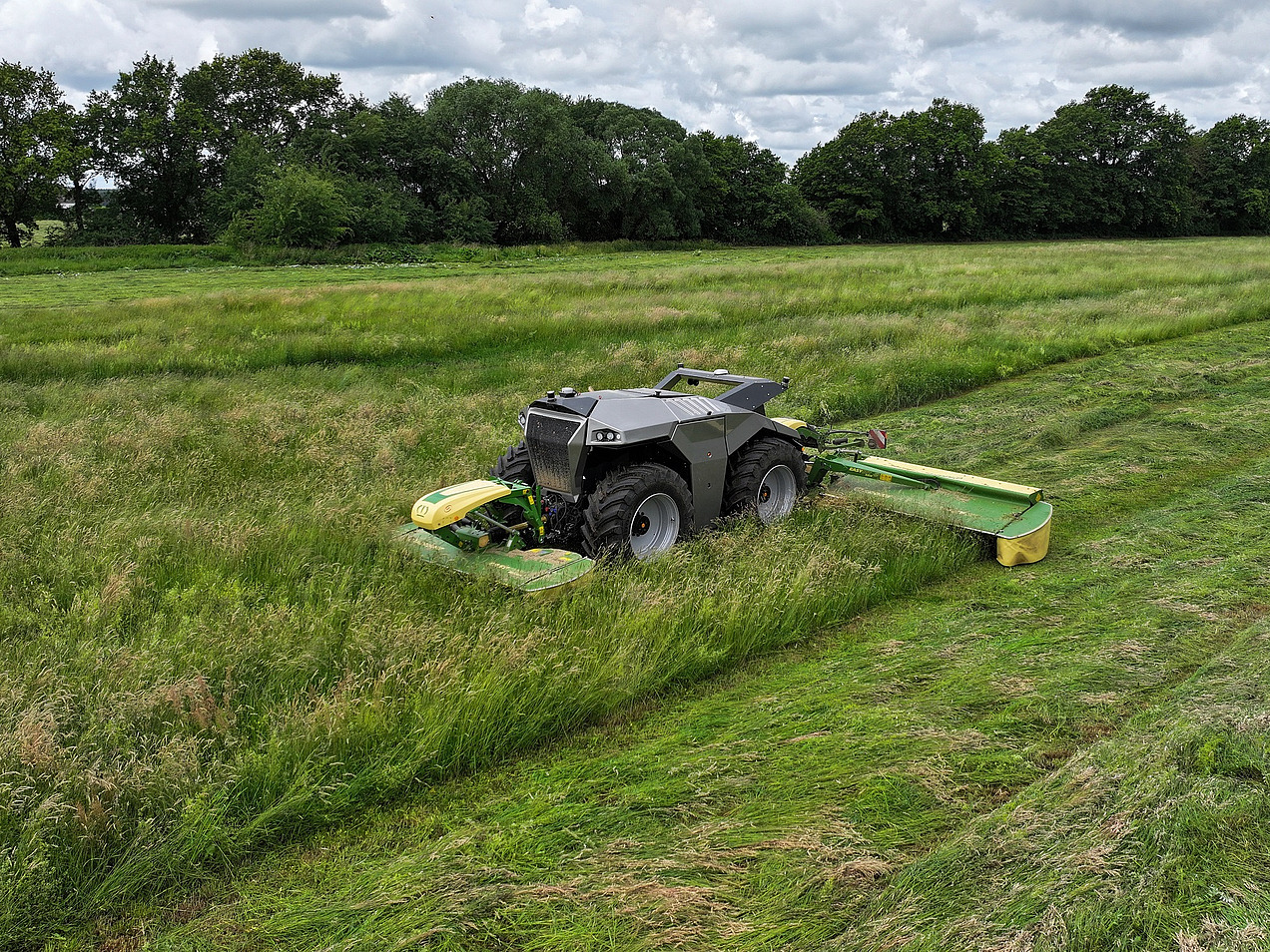 Ein Mähroboter auf einem Feld.