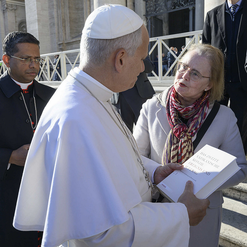 Frau Eckholt &uuml;berreicht Papst Leo XIV. ein Buch.