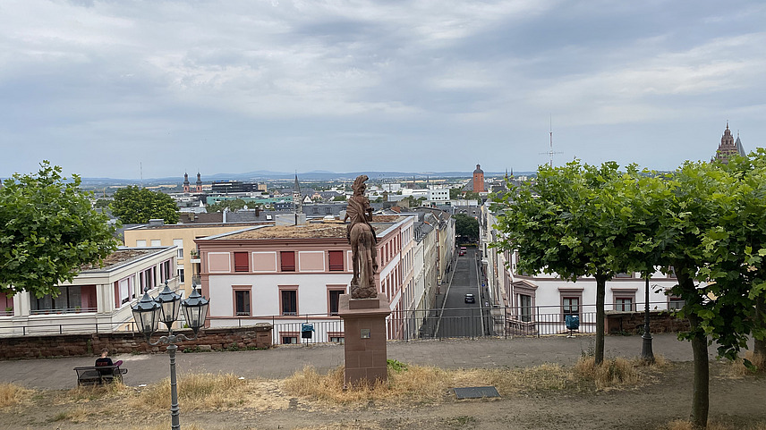 Der Blick vom Lager auf den zivilen Ort und Rhein.
