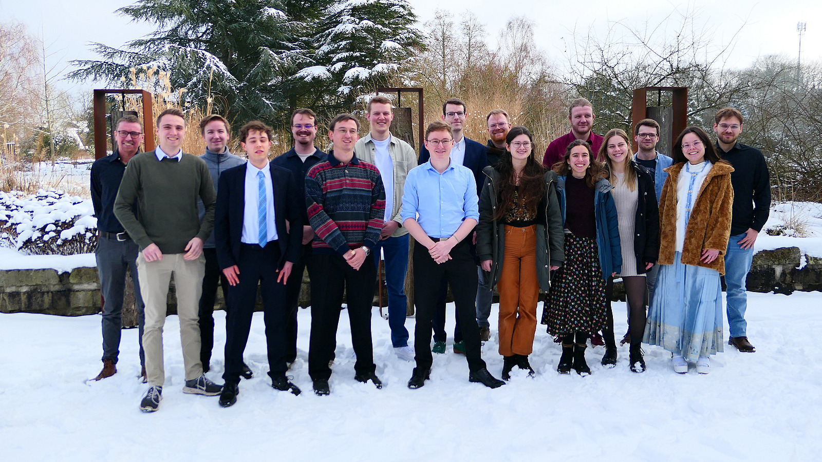 18 Personen haben sich im Schnee f&uuml;r ein Gruppenfoto aufgestellt
