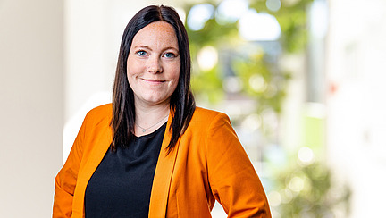 Eine Frau l&auml;chelt in die Kamera