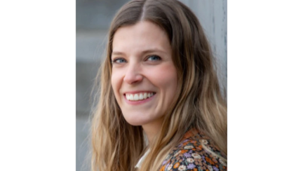 Prof. Dr. Susanne Peters vor einem grauen Gebäude