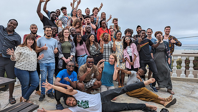 Teilnehmende der Konferenz in Kapstadt, S&uuml;dafrika (Gruppe junger, jubelnder Menschen)
