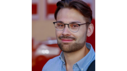 Mario Mallwitz vor einem hellen Hintergrund