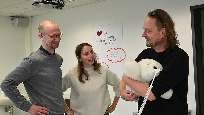 Prof. H&uuml;lsken-Giesler h&auml;lt die Therapierobbe "Paro" im Arm