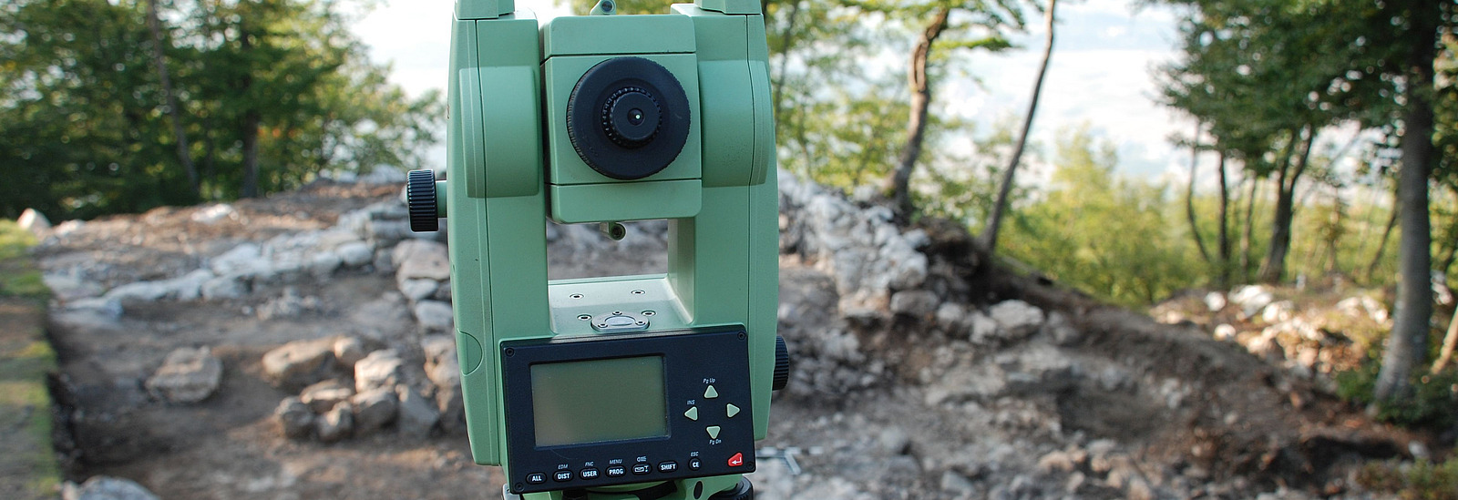 Das Foto zeigt ein Vermessungsger&auml;t (Tachymeter) im Feldeinsatz