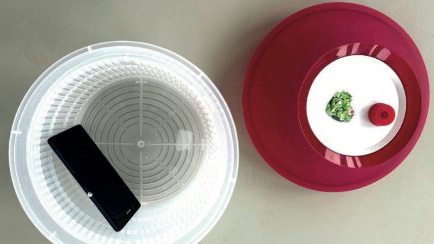 Ein Smartphone in einer Salatschleuder.