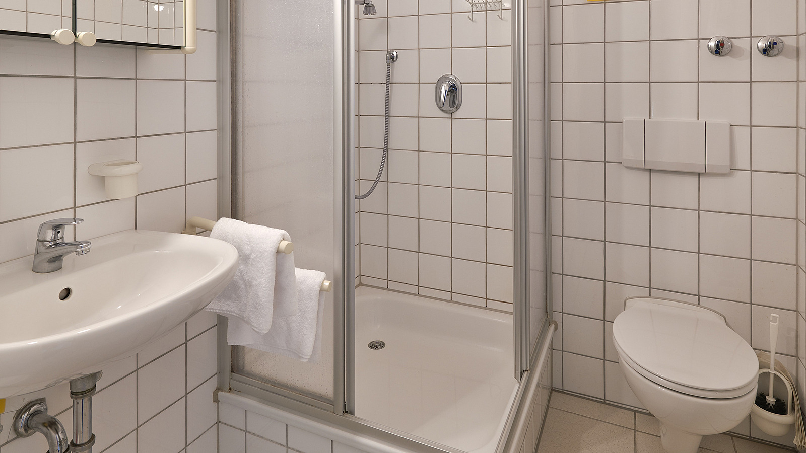 Bathroom Apartment 6 with washbasin, mirror cabinet, toilet and shower 