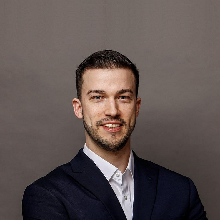 Junger Mann in Anzug 