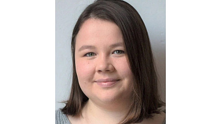 Eva Grommé vor einem hellen Hintergrund