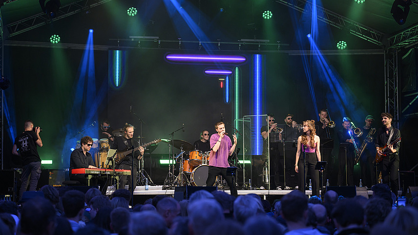 Several musicians on one stage