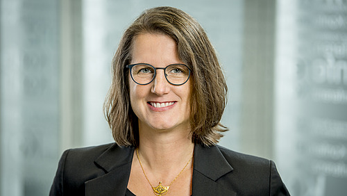 Sandra Rosenberger schaut lächelnd in de Kamera. 