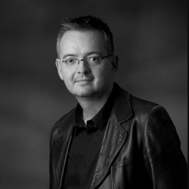 Das Bild zeigt ein schwarz-weiß Portrait von Professor Sven Walter.