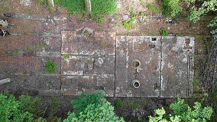 Freigelegte Metallplatten auf den Boden des Waldes