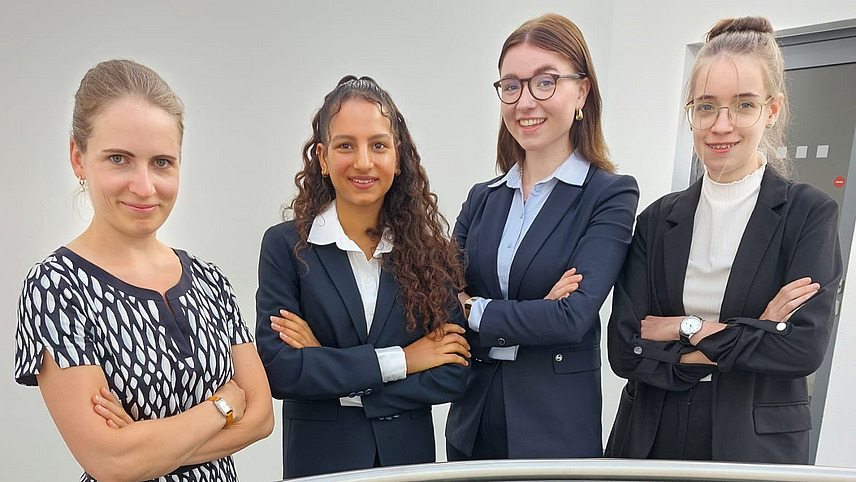 ELMC-Team 2023-2024 mit Hanna Gastic, Helene Lindemann und Maxine Sundhaus und Coach Lena Hupe