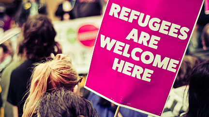 Protestschild "Regufees are welcome here"