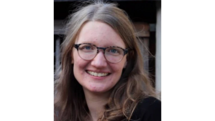 Katharina Graalmann vor einem dunklen Hintergrund
