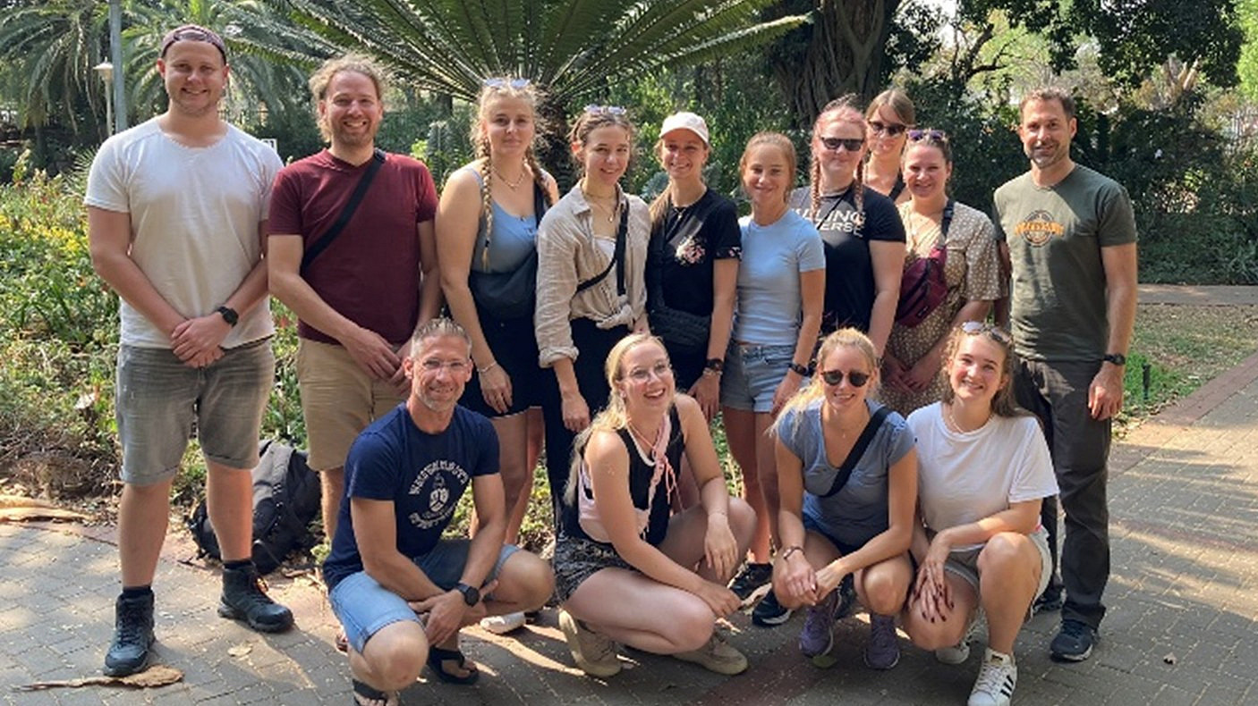 Eine l&auml;chelnde Gruppe von Personen