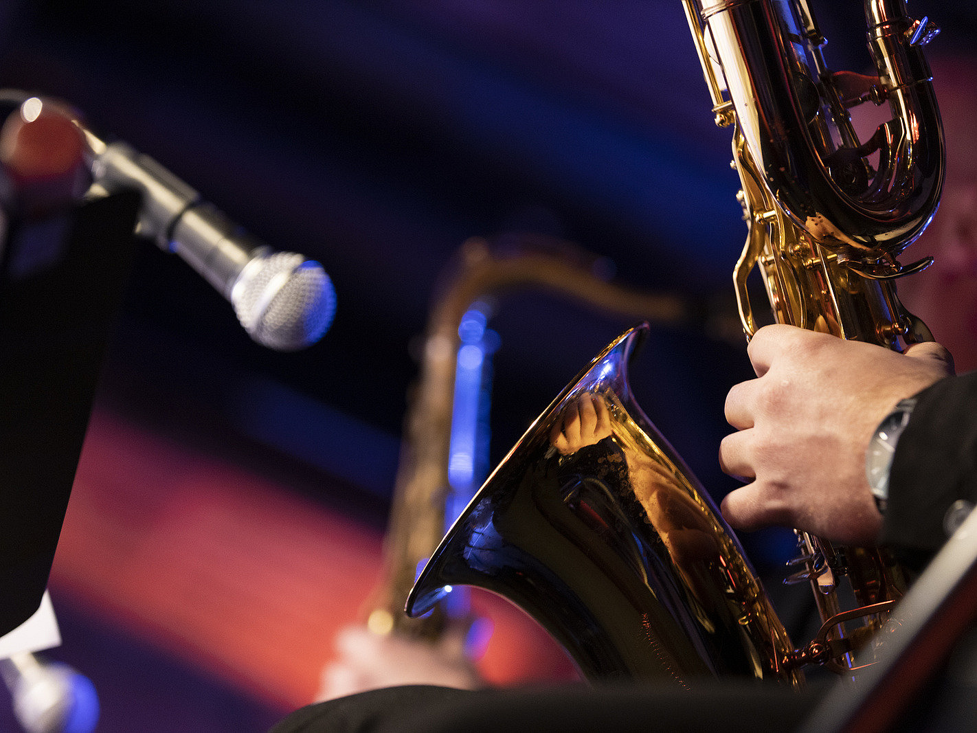 Eine Person spielt ein Saxophon. 