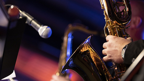 Eine Person spielt ein Saxophon. 