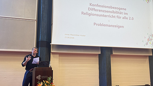 Bild von einem Vortrag von Jonas H&uuml;ster.