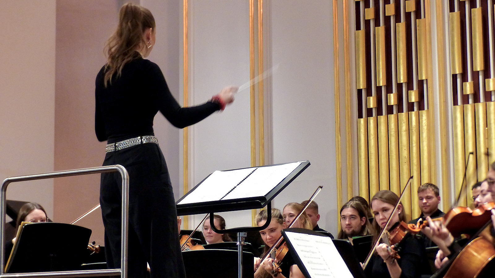 Conductor in action in front of the orchestra