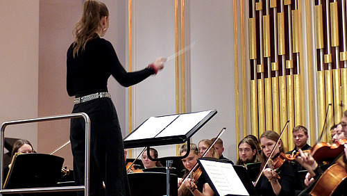 Conductor in action in front of the orchestra
