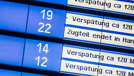 Eine Anzeigetafel der Deutschen Bahn, die verspätete Züge anzeigt.
