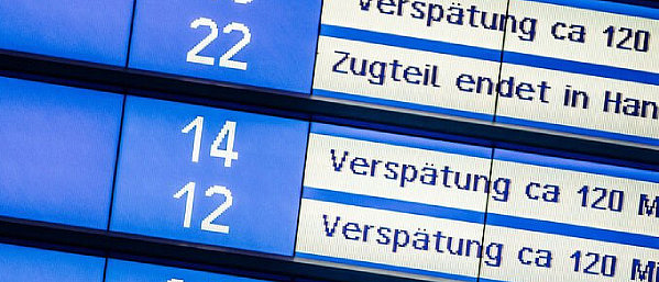 Eine Anzeigetafel der Deutschen Bahn, die verspätete Züge anzeigt.