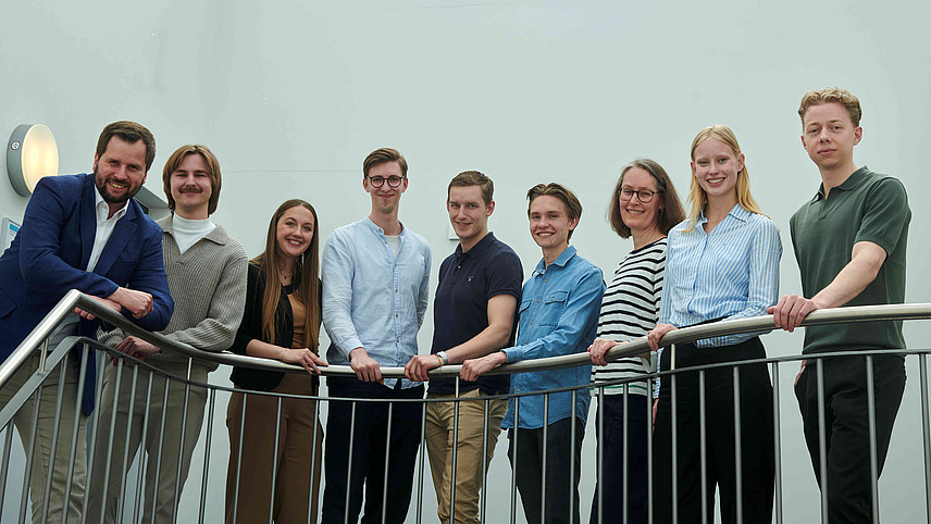 Lehrstuhlteam im Foyer des Instituts